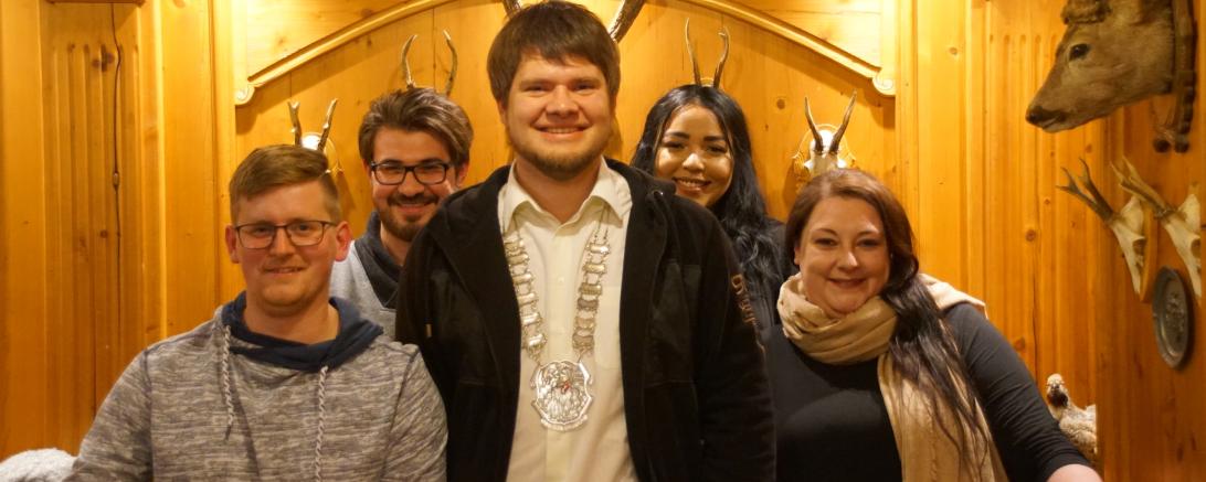 Auf dem Bild zu sehen von links: Enrico Dietrich (Schatzmeister), Umut Deniz (Hofmarschall), Florian Riehl (Präsident), Nicole Perez (Federmeisterin) und Lea Schumann (Vizepräsidentin). 