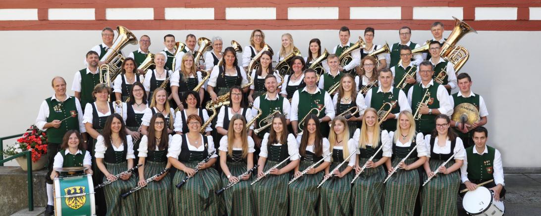 Das Bild zeigt die Musiker der Stadtkapelle Harburg mit Dirigent Franz Fischer.