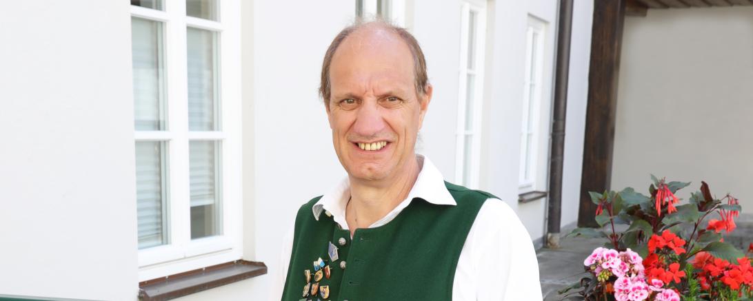 Das Bild zeigt den Dirigent Franz Fischer, der 2019 sein 25-jähriges Jubiläum als Dirigent der Stadtkapelle feiert. 