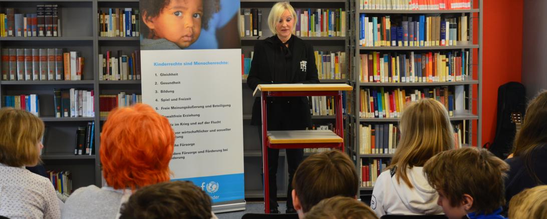 Christine Seehofer stellte in ihrer Funktion als Leiterin der UNICEF-Regionalgruppe Ingolstadt, die Arbeit von UNICEF vor.