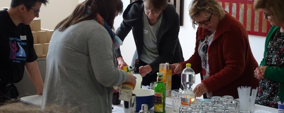 Die Teilnehmer beim zubereiten der Cocktails