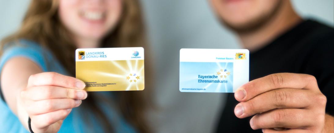 Das Bild zeigt Ehrenamtskarten.