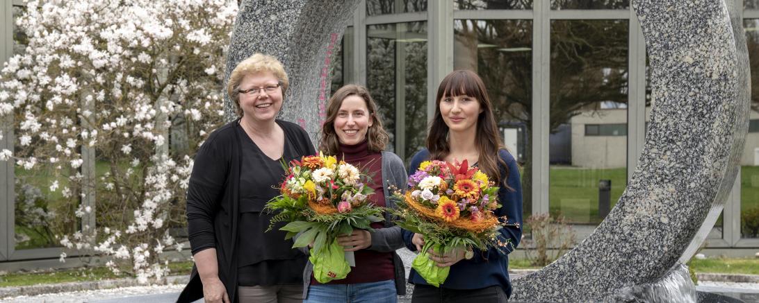 Martina Bickelein gratuliert Jana Zitterbart (Mitte) und Nina Lanzinner (rechts) zum hervorragenden Abschluss ihrer Ausbildung.