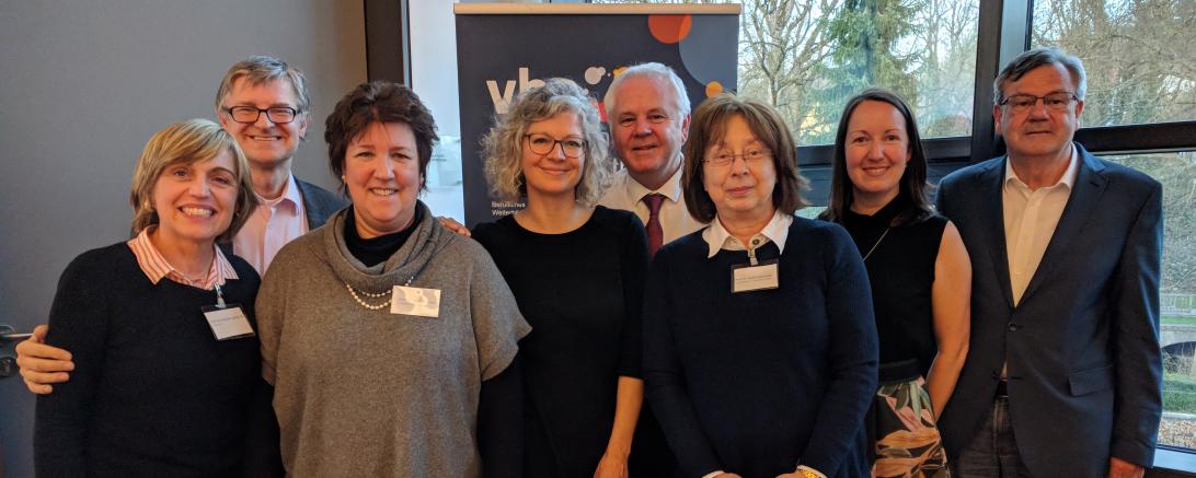 Freuten sich über das an Sprachforschung interessierte Publikum (von links): Rosa Calafat, Joachim Grzega, Laura Ferrarotti, Bea Klüsener, Michael Lynch, Andrea Reményi, Martina Mayer, Wolfgang Pöckl. 