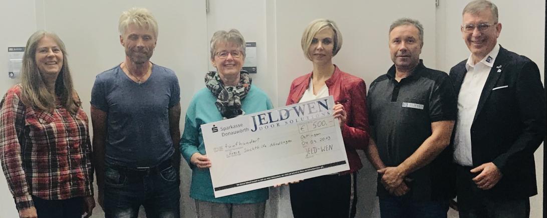 Auf dem Foto von links: Ursula Eberhardt-Klein Vertrauensfrau vom Betriebsrat, Thomas Schürer Vorsitzender des Betriebsrates, Helene Bönning 1. Vorsitzende und Natalja Lang vom Freundeskreis Nördlingen der Freien Suchtselbsthilfe e.V., Thomas Lutze stellv. Betriebsratsvorsitzender und Werkleiter Wolfgang Oswald.