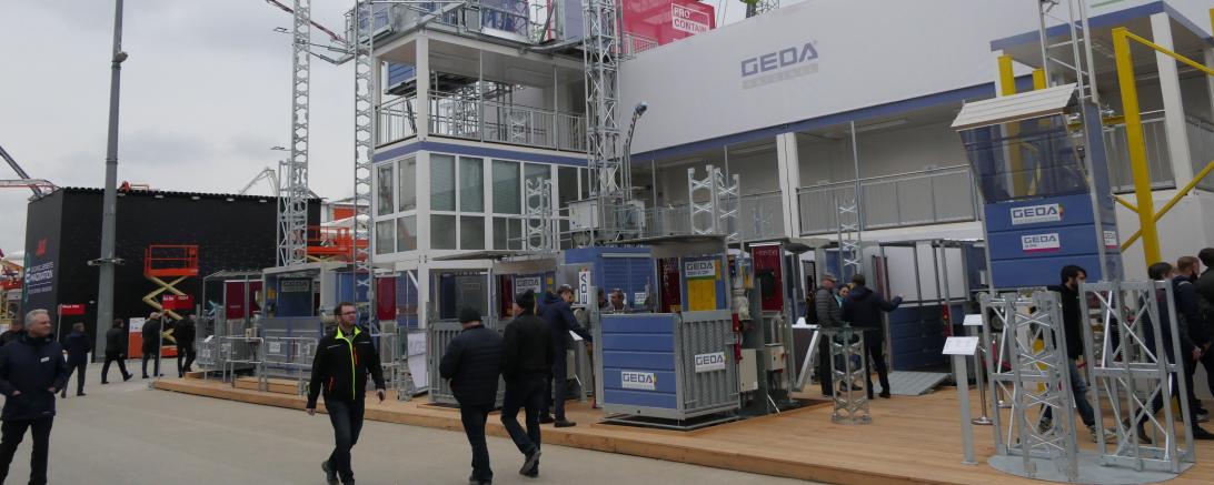 Unter dem Motto "The next level" präsentiert der Bau- und Industrieaufzughersteller GEDA aus Asbach-Bäumenheim auf der Weltleitmesse in München. 