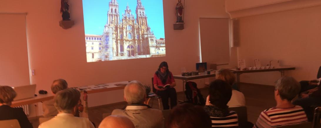 Das Bild zeigt eine Veranstaltung der Bücherschrank-Initiative BUCHDORFER DORFBÜCHER und dem TEXTWERK BUCHDORF.