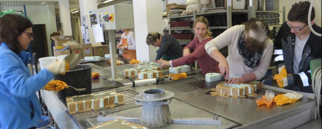 Das Bild zeigt Doris Thürheimer, Leiterin Bildungswerk (l.), mit vollem Eifer beim Erstellen eines Beton-Osterhasen.