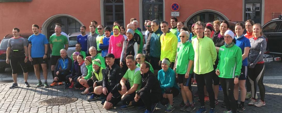 Das Bild zeigt Mitläufer des Schnupperlaufes kurz vor dem Start am Bopfinger Marktplatz.