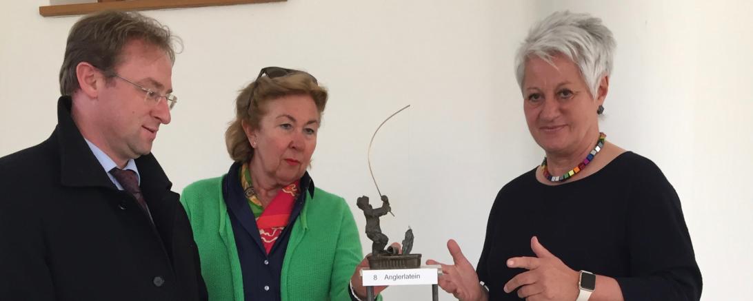 Das Foto zeigt MdL Wolfgang Fackler, Malerin und Mitglied der Kunstfreunde Donauwörth e.V. Steffi Proeller und die ausstellende Künstlerin Ines Mösle. 