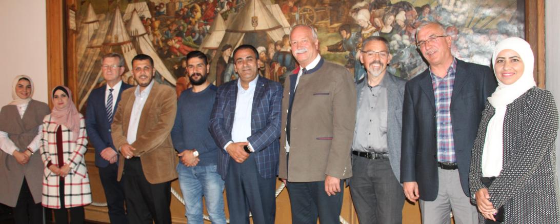 Oberbürgermeister Faul, Bezirksrat Peter Schiele, Bürgermeister Ali Gougazeh aus Jerash und Verwaltungsmitarbeiter der jordanischen Stadt Jerash.