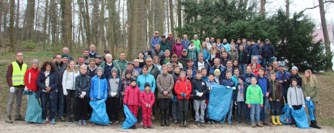 Bei trockenen Temperaturen trafen sich die Teilnehmer der Putzaktion in der Kernstadt am Parkplatz an den Tennisplätzen auf der Marienhöhe. Beteiligt waren in diesem Jahr folgende Vereine: Verband Christlicher Pfadfinder Stamm Nördlingen, Fischereiverein Nördlingen, Touristik-Club Nördlingen, Fischergilde Esarom, Eisenbahner Sportverein, Verein Alt Nördlingen, Modelleisenbahnclub Nördlingen, RSSC Nördlingen, Bündnis 90/Die Grünen. 