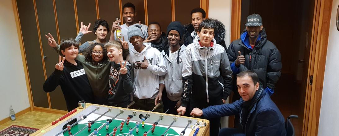 Das Bild zeigt das Kickerturnier beim Integrationscafé.