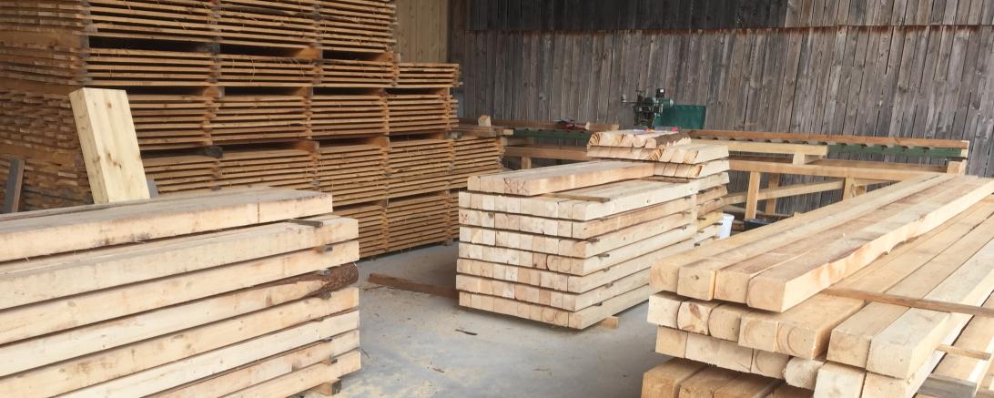 Das Bild zeigt den Bau der Musterbuden für "Löwen, Gunst und Gulden".