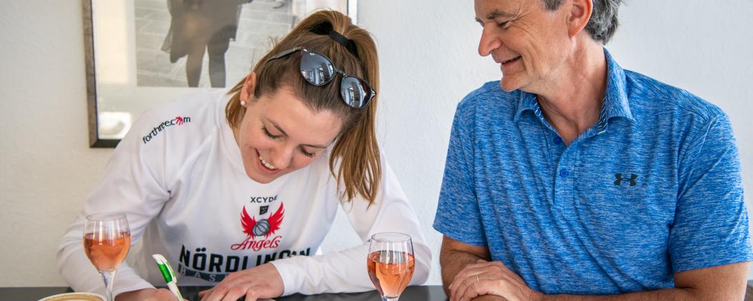 Das Bild zeigt Kapitänin Laura Geiselsöder bei der Vertragsunterzeichnung für die neue Bundesliga-Saison 2019/20.