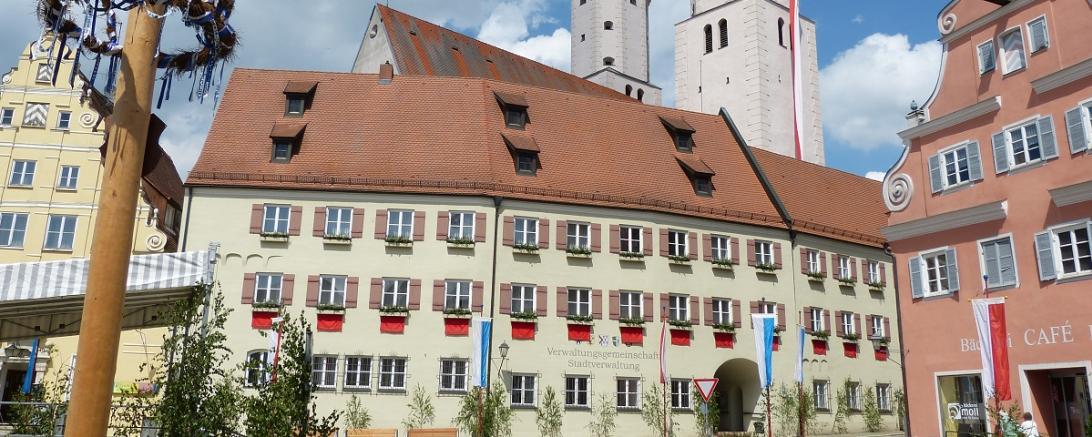 Am Vorabend zum 1. Mai (Dienstag 30.04.2109) veranstaltet die Stadt Wemding in Zusammenarbeit mit dem Heimat- und Trachtenerhaltungsverein sowie der FG Wemdosia ein Maibaumfest mit Tanz und Musik.