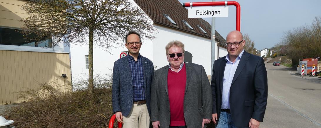 Bürgermeister Dr. Martin Drexler aus Wemding und Bürgermeister Heinz Meyer aus Polsingen freuen sich zusammen mit Herrn Steinberger von den Werkstätten für Behinderte Menschen in Polsingen über diese Bereicherung.