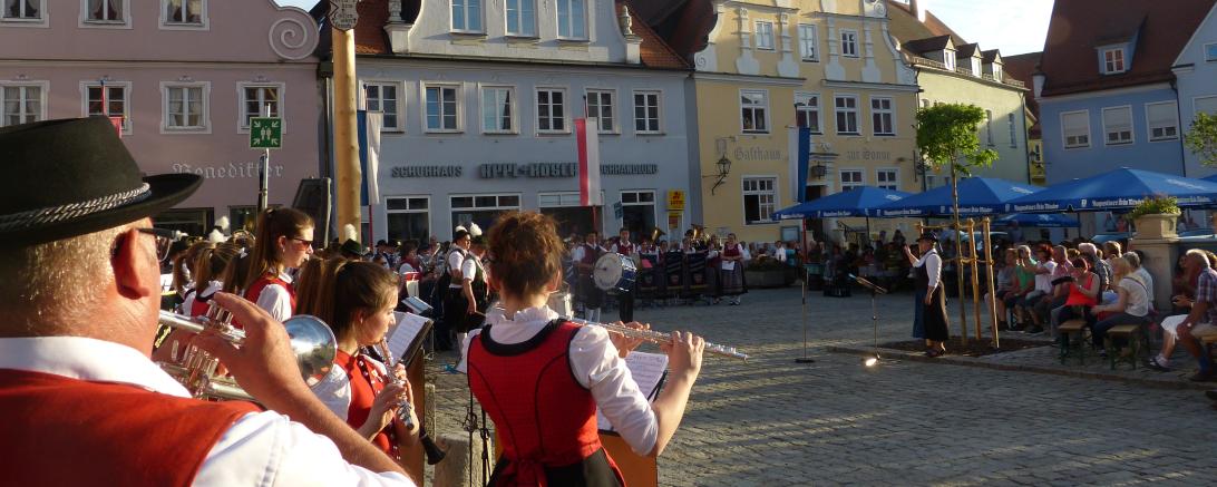 Das Bild zeigt den Marktplatz in Wemding.