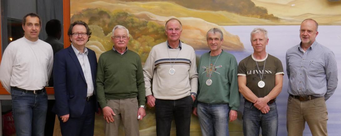 Das Bild zeigt von links 2. Vorsitzenden Martin Gnad, Armin Neudert, Laudator Karl Stix, die geehrten Hannes Hingst, Hans Niederhuber und Arnold Fischer, 1. Vorsitzenden Robert Kleinle.
