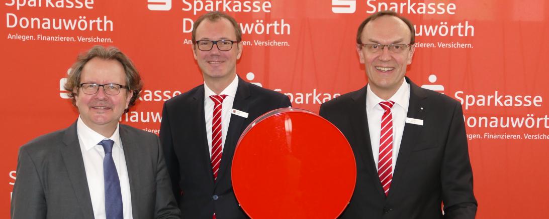 Am vergangenen Dienstagvormittag fand die Bilanzpressekonferenz der Sparkasse Donauwörth statt. Auf dem Bild zu sehen (von links): Oberbürgermeister Armin Neudert, Direktor Michael Scholz und Vorstandsvorsitzender Johann Natzer. 