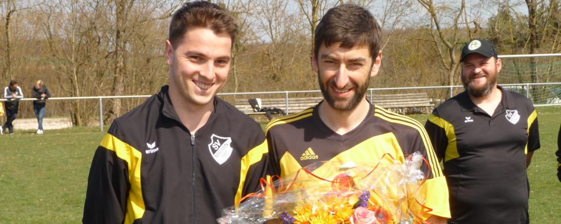 Das Bild zeigt den Leiter des Seniorenfußballs und Spielführer der ersten Mannschaft Lucas Wiedenmann und  Jochem Spielberger.