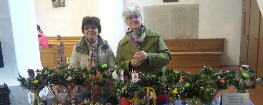 Frau Margit Kollmann und Sigrid Freiwald beim Palmbüschel-Verkauf.