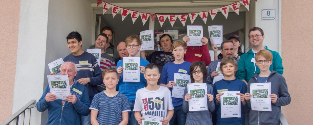 Stolz zeigten Bewohner und Jungs ihre Urkunden vom Kicker-Turnier.