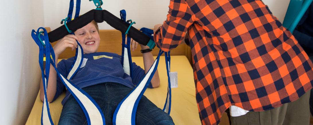 Das Bild zeigt Jungs beim Testen des Lifters.