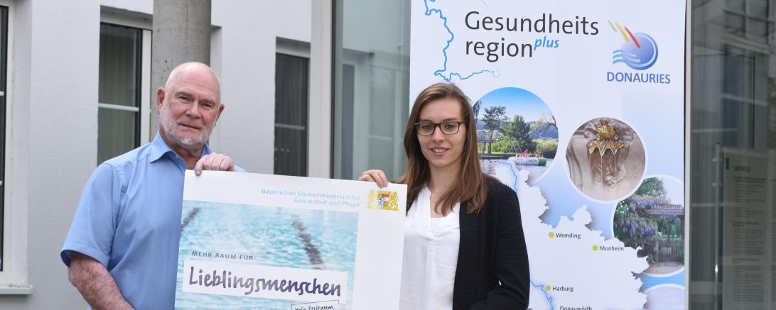 Das Bild zeigt den Leiter der Gesundheitsregionplus DONAURIES, Herbert Schmidt und seine Mitarbeiterin Julia Lux.