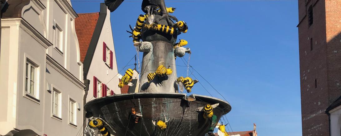 Der österlich geschmückte Reichsstadtbrunnen.