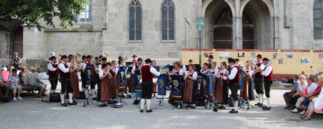 Das Bild zeigt die Musikkapelle Reimlingen bei ihrem Marktplatzkonzert im letzten Jahr.