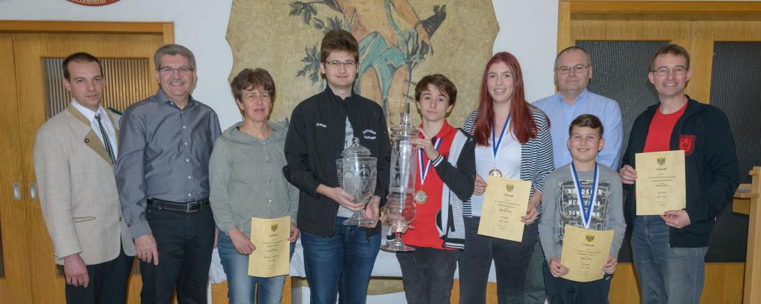 Das Bild zeigt den 1. Schützenmeister Markus Müller, Jürgen Herde, Dunja Müller, Daniel Miehling, Kevin Linder, Michaela Kaim, Markus Gluch, Niklas Baur und Hubert Metz.