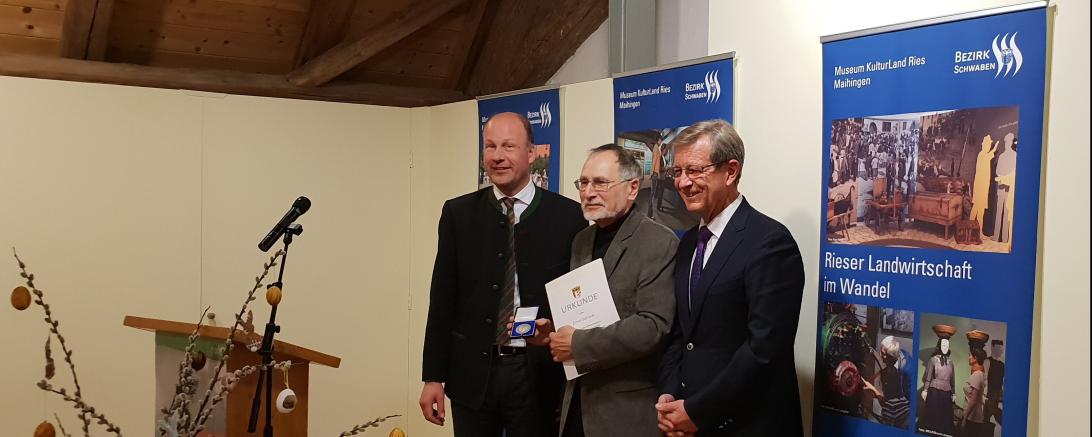 Am vergangenen Mittwochabend wurde im Rahmen der Ausstellungseröffnung im Maihinger Museum KulturLand Ries die "Sieben-Schwaben-Medaille" an Ernst Schick verliehen. 