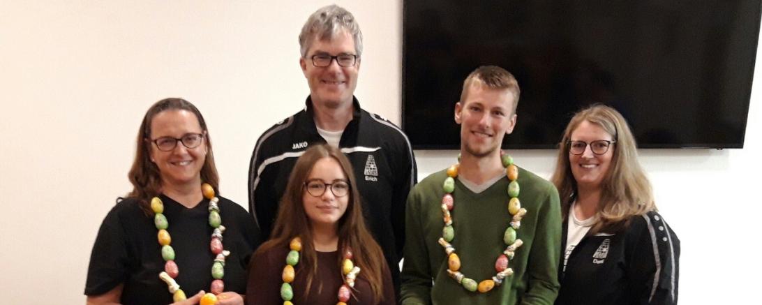 Das Bild zeigt (von links nach rechts): Ostereierkönigin Jutta Schreiber, 1. Schützenmeister Erich Oswald, Jugendostereierkönigin Anna Gröner, Ostereierkönig Christoph Klink und Vorstandsmitglied Daniela Hopf.
