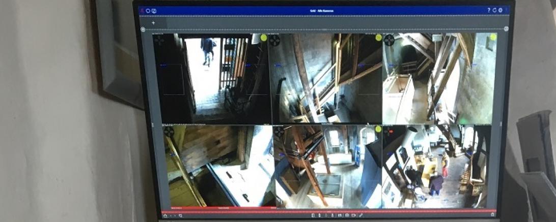 Das Bild zeigt die neue Videoanlage im Treppenaufgang des Daniels.