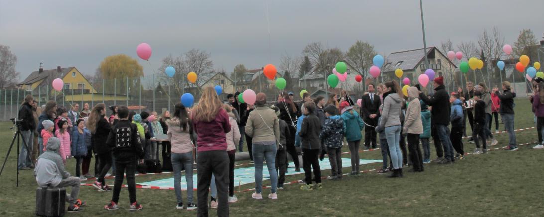 Am vergangenen Donnerstag ließen die Schülerinnen und Schüler der Montessori Schule in Deiningen einen Wetterballon steigen. 