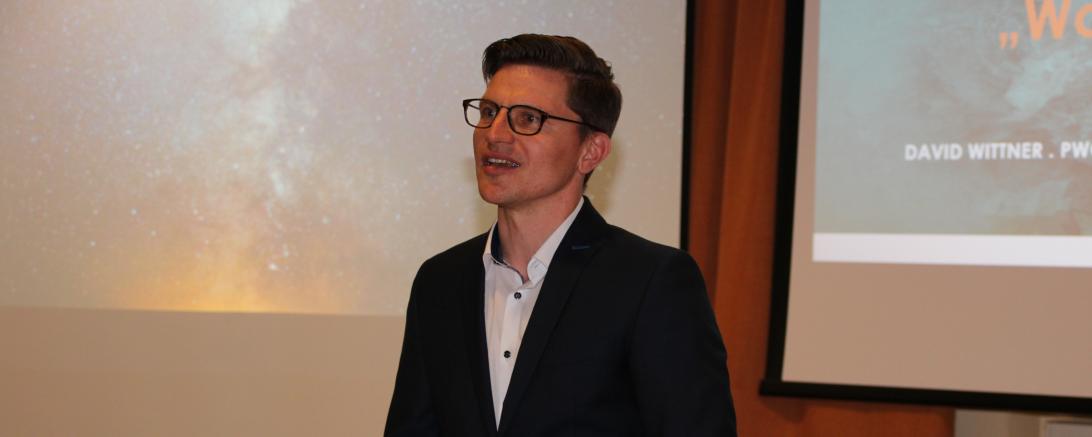 Mit dem eigenen Smartphone konnten die Teilnehmer der Zukunftswerkstatt an interaktiven Umfragen teilnehmen. 