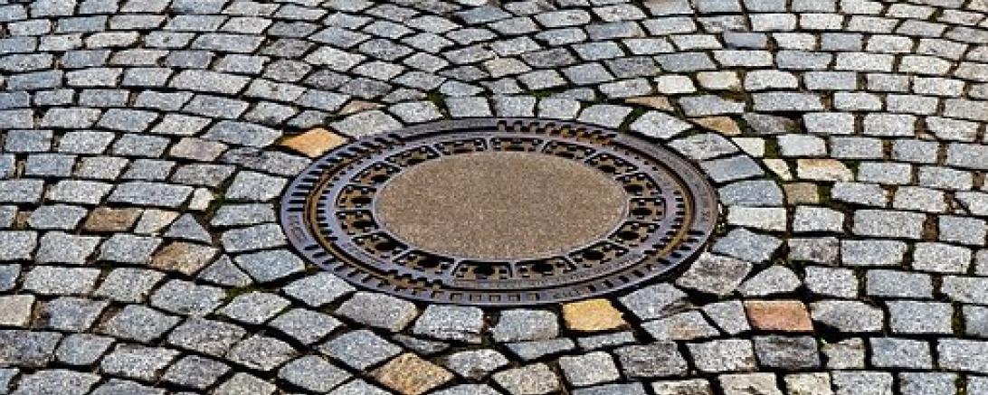 Das Bild zeigt einen Kanaldeckel.