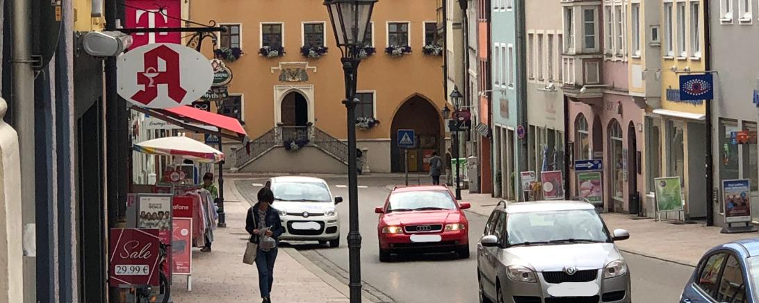 Mehrere Pkws, welche die Reichsstraße entlang fahren. 