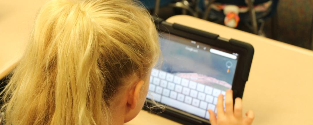 Kind mit Tablet in der Schule. 