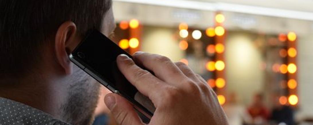 Das Bild zeigt einen telefonierenden Mann.