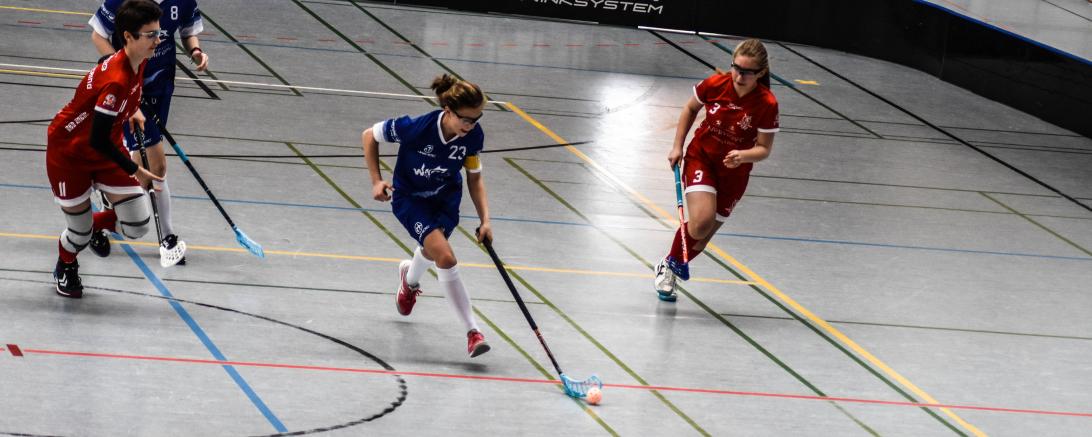 Das Bild zeigt Emma Luxenhofer (Donau Floorball) im Spiel gegen die red Hocks aus Kaufering.