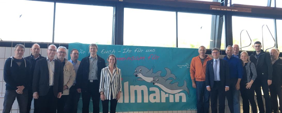 Die Netzwerkteilnehmer im leeren Schwimmbecken des Almarin in Mönchsdeggingen. 