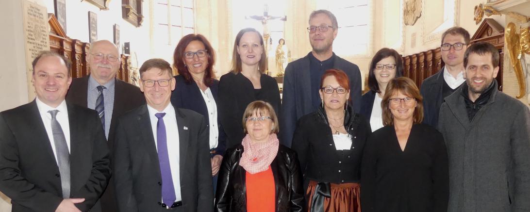 (v.l.n.r.) Dekan Armin Diener, stellv. Landrat Reinhold Bittner, Landrat Stefan Rößle, Angelika Kohnle, Birgit Sitta, Erika Buckel, Stefan Sitta, Sieglinde Schmutterer, Tanja Lettenmeier, Bgm. Petra Wagner, Prokurist Dr. Hubert Dumberger, Geschäftsführer Johannes Beck