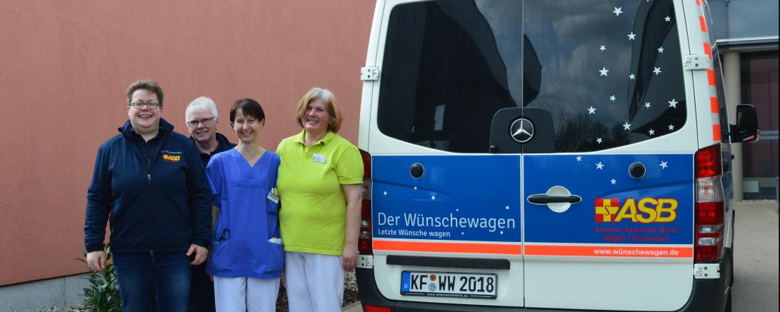 Bei seinem ersten Einsatz im Landkreis Donau-Ries hat der Wünschewagen Allgäu/ Schwaben einem Patienten der Palliativstation des Nördlinger Stiftungskrankenhauses einen Herzenswunsch erfüllt. Das Bild zeigt (v.l.n.r.) die Wertinger ASB-Mitarbeiterin Claudia Lijsen, Wünscheerfüllerin Marianne Rieder, Oberärztin Dr. Cathrin Schnell und Koordinatorin Roswitha Schmalisch.