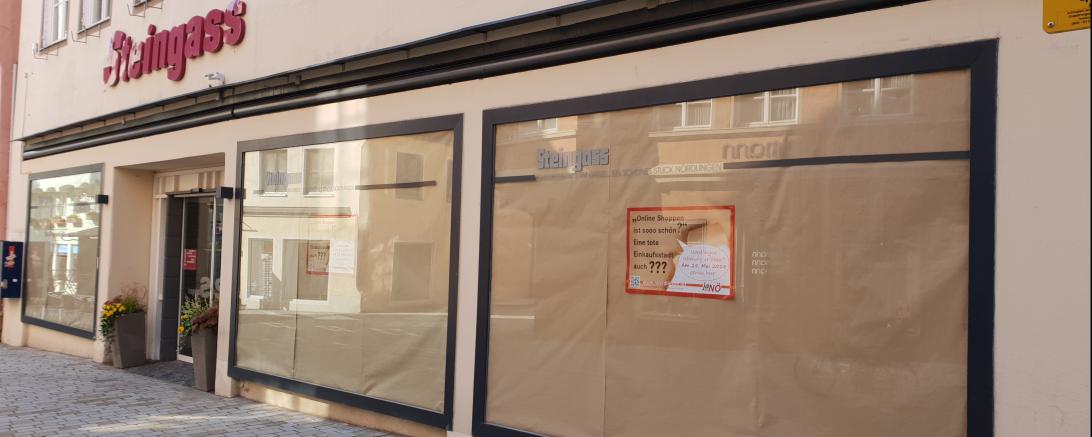 Packpapier und geschlossene Rollos statt bunter Auslagen