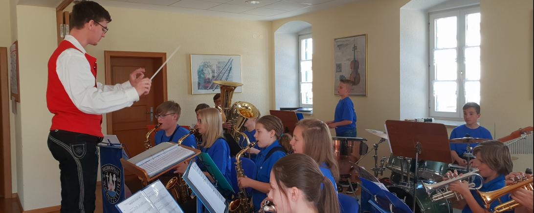 Schnell wich die Aufregung der Spielfreude, als die Jugendkapelle der Musikkapelle Wörnitzstein beim Kaffee-Kuchen-Konzert ihr neues Programm vorstellte. 