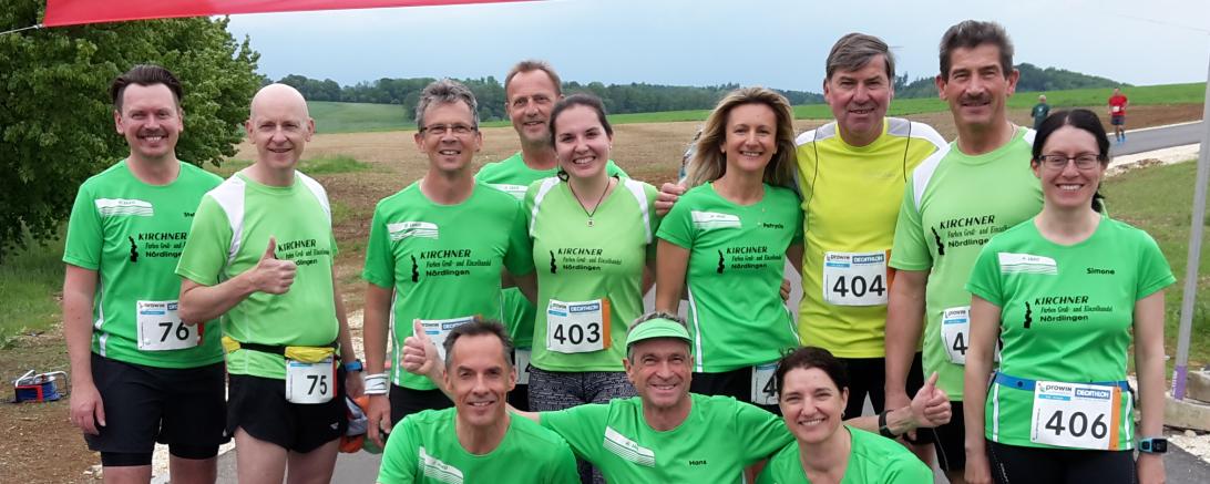 Auf dem Foto kurz vor dem Start vorne (v.l.): Hubert Bestler, Hans Niederhuber und Birgit Minder, dahinter (v.l.): Stefan Kirchner, Michael Dambacher, Bernhard Satzenhofer, Thomas Jakob, Miriam Bestler, Patrycja Weng, Horst Leberzammer, Klaus Wurscher und Simone Müller. 