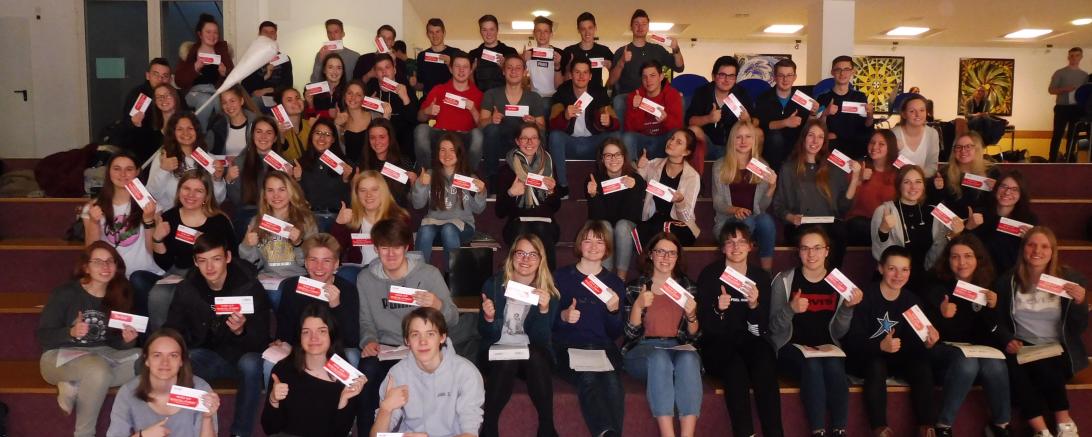Restlos gefüllt waren die Stufen der Aula des Albert-Ernst-Gymnasium Oettingen mit SchülerInnen der Q 11 und Q12 bei der Informationsstunde zum Thema DKMS, Typisierung und Stammzellspende. 