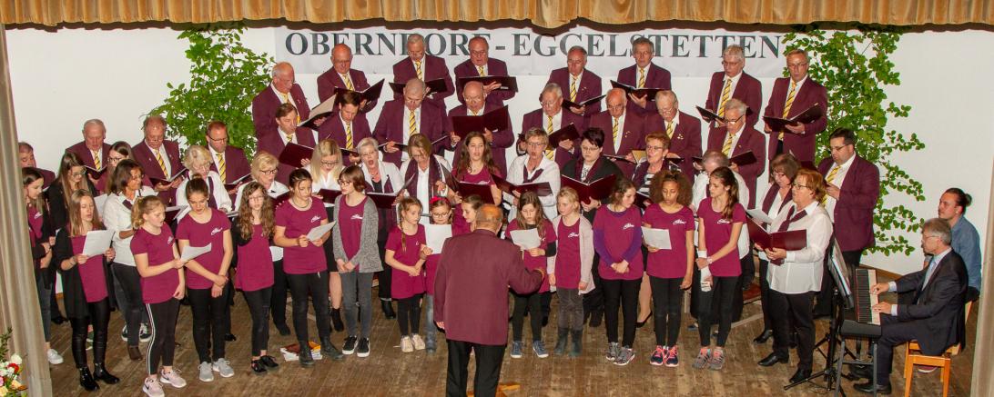 Der Große Oberndorfer Chor aus MGV, Kirchenchor und Jugendchor Cantiamo bildete den Abschluss des Konzertes. 